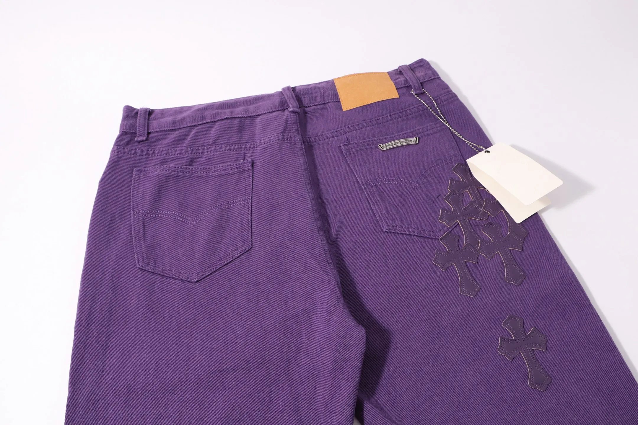 P240 Style No.: H41 Croxin & 𝐂𝐡𝐫𝐨𝐦𝐞 𝐇𝐞𝐚𝐫𝐭 ss25 Purple Cow King Jeans. Styles with different wash textures are very friendly to people with thin legs. The slightly flared version perfectly modifies the leg shape. The timeless and moderate length makes it easy to match and match. It is the basis for various styles and is a must-have in your wardrobe! The fabric is stiff but also makes the upper body soft without losing texture. The washing process is even more perfect. It is a must-have item for everyone! ! ! Washed wheat, hang tag, pants label, three labels complete Color: purple Size: 28-30-32-34